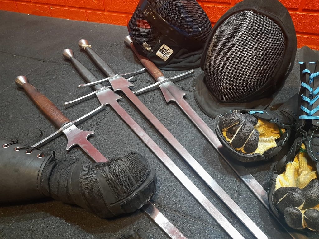 HEMA ekipmanları, çelik kılıçlar, maske ve eldivenler