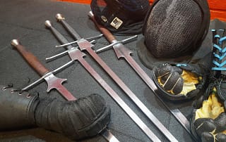 HEMA ekipmanları, çelik kılıçlar, maske ve eldivenler